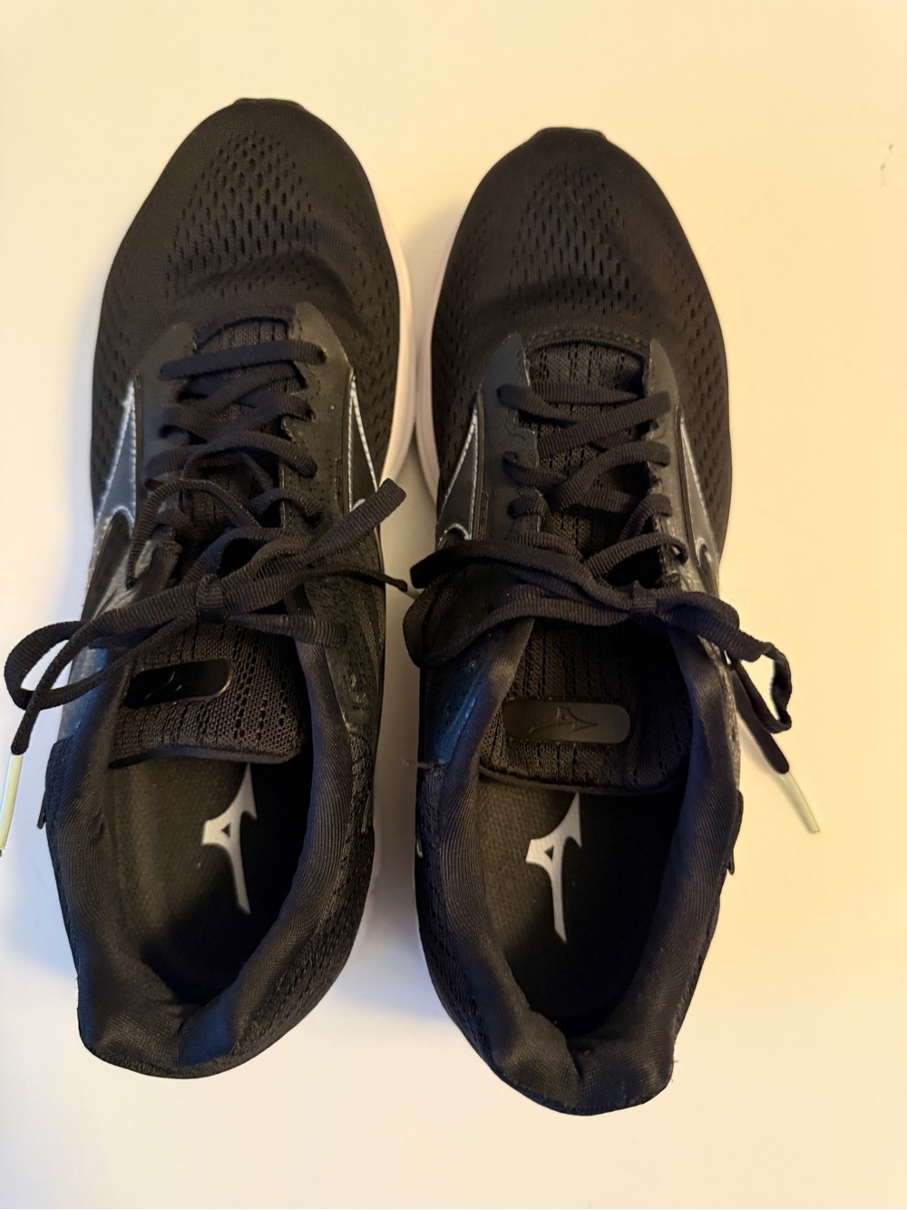 Mizuno women’s Black Athletic Running Shoes with White Logo